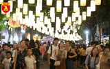 Hàng trăm chiếc đèn lồng trên phố Phùng Hưng trở thành điểm check in của giới trẻ dịp Tết Trung thu